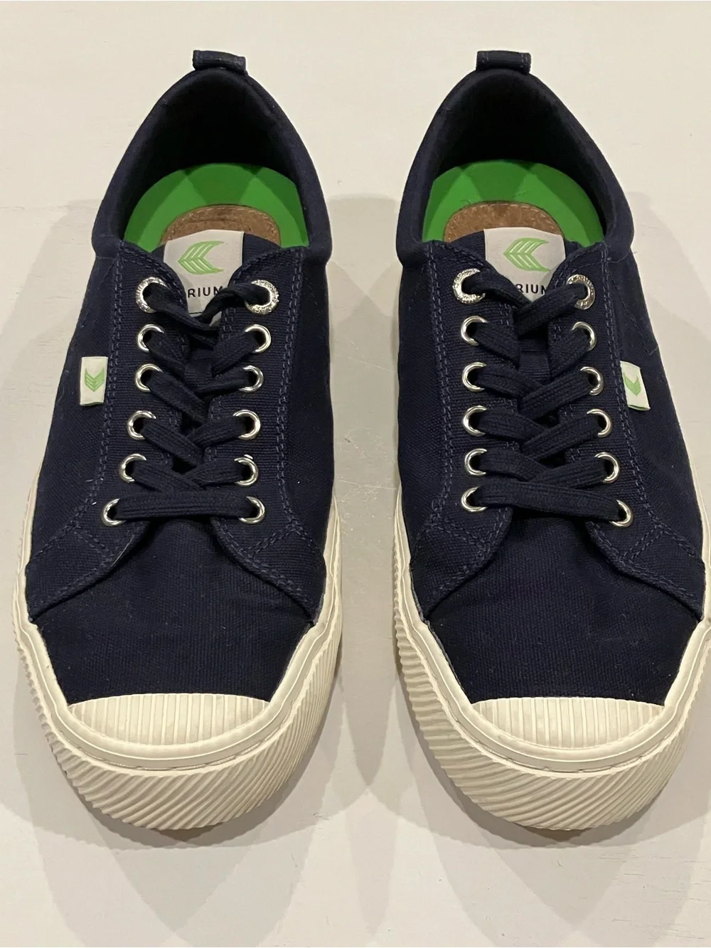 Cariuma | Navy Canvas Low-Top Sneakers